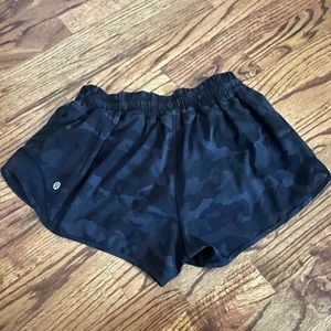 Lululemon hotty hot shorts 2.5 in, black camouflage, size 6